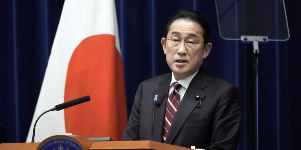 El primer ministro japonés, Fumio Kishida, habla en una conferencia de prensa en Tokio el 28 de marzo de 2024.

Crédito:  EUGENE HOSHIKO/POOL/AFP - Getty Images